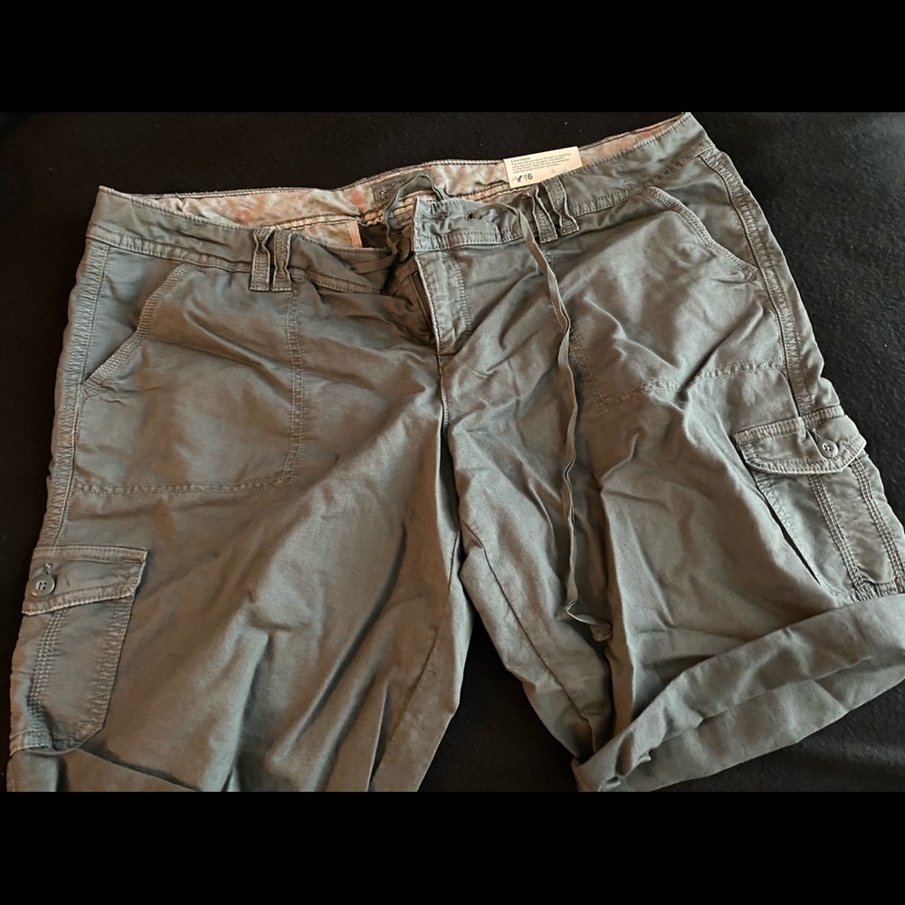 NWT AE Lt Green Cargo Shorts SZ 16